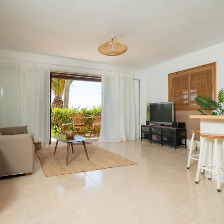 Ocean Front Two Bedroom شقة